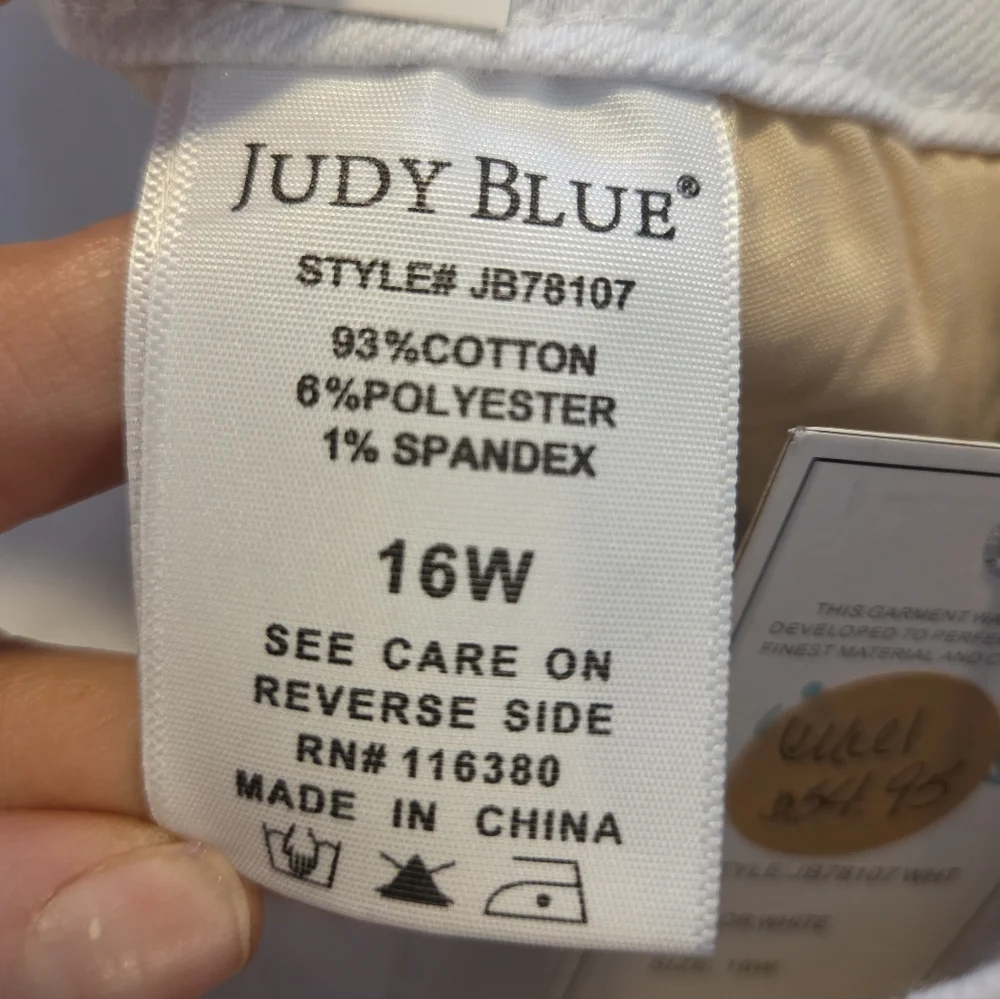 NWT Judy Blue Women's White Cropped Jeans - Picture 6 of 6